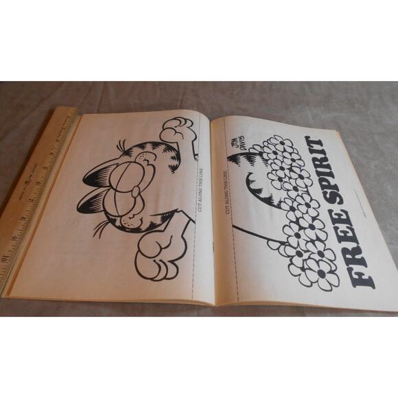 Vintage 1982 Garfield Activity Book by Jim Davis & Jim Razzi Happy House READ - Picture 13 of 13